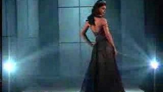 Desfile de moda de Ilva Scovino (trajes con luz, lightdress)